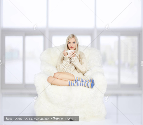 在毛茸茸的扶手椅上的金發(fā)女郎