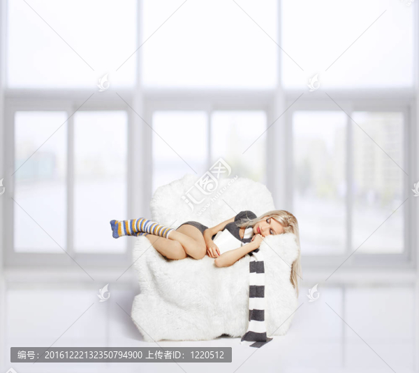在毛茸茸的扶手椅上的金發(fā)女郎