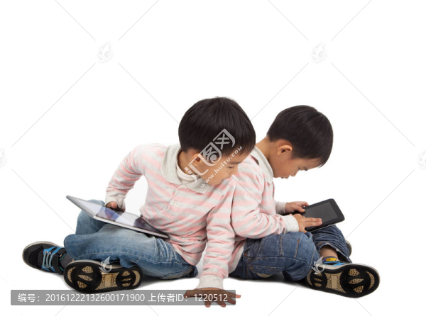 孩子使用平板電腦和孤立的白色