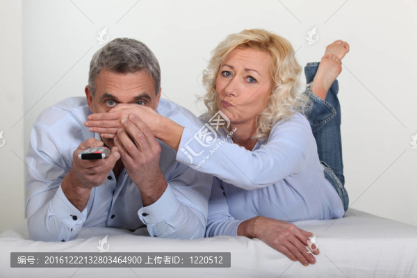 夫婦一起看電視