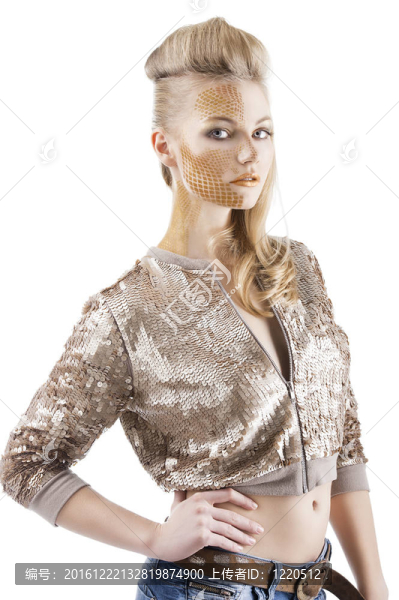金發(fā)美人有亮片的夾克和創(chuàng)意化妝和美發(fā)；她把三個季度；看起來在鏡頭在她臀部的右手
