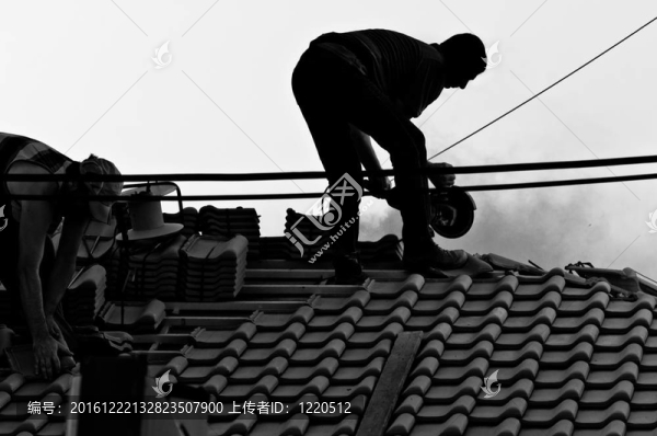 工業(yè)工人在屋頂上辛勤勞動(dòng)