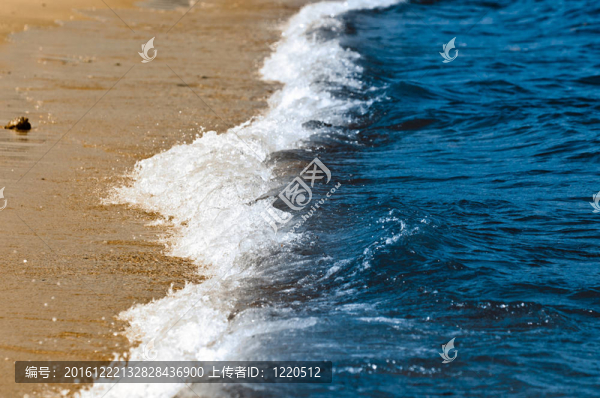 到達(dá)海灘海岸的藍(lán)色波浪