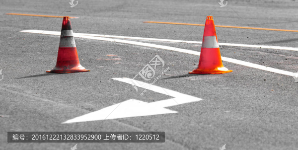 用白色箭頭表示交替道路的路障