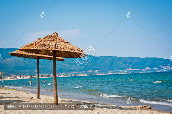 美麗的照片與海灘和山脈的夏天假期