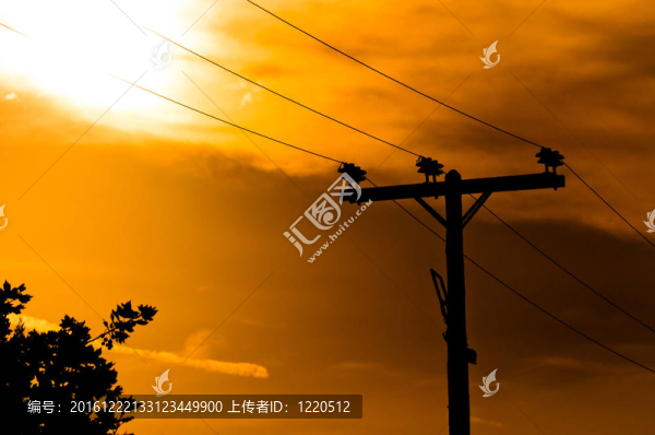 黃昏高電壓對(duì)著天空