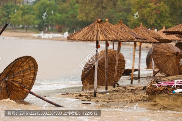 雨中骯臟污穢的海灘