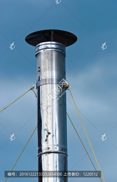 現(xiàn)代xhimney在深藍(lán)色的天空