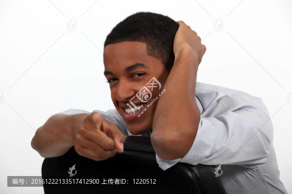 自信的商人指著相機(jī)