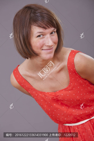 穿著紅色連衣裙的女人