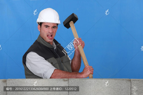 憤怒的建筑工人與錘子