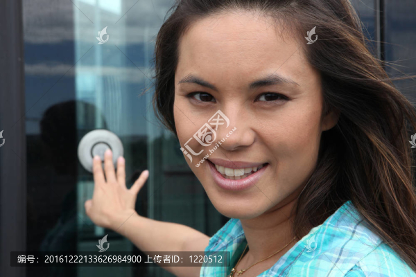 特寫的年輕女子按鐘