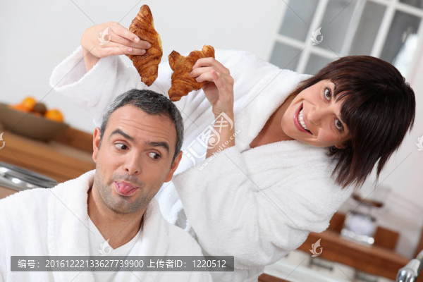 一對(duì)夫婦在早餐的肖像