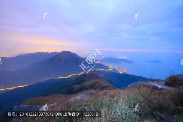 日出前在山與橙的天空之間有霧的黑暗風(fēng)景