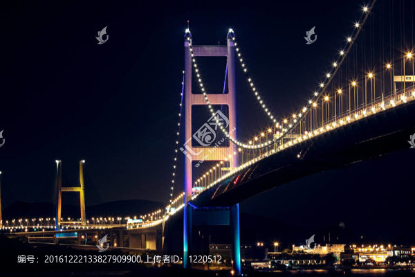 晚上在香港青馬大橋