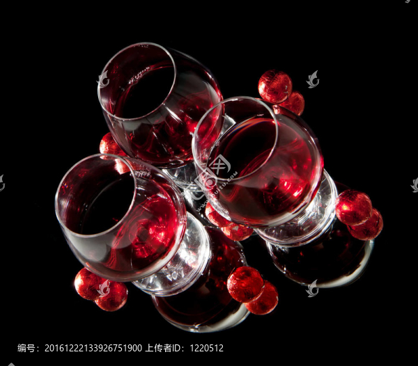 黑色背景的葡萄酒和巧克力