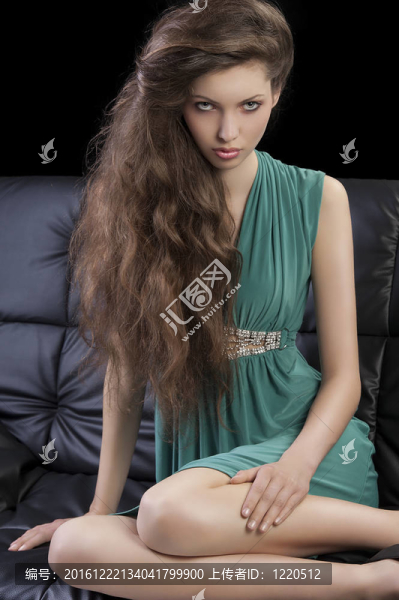年輕優(yōu)雅女孩綠色