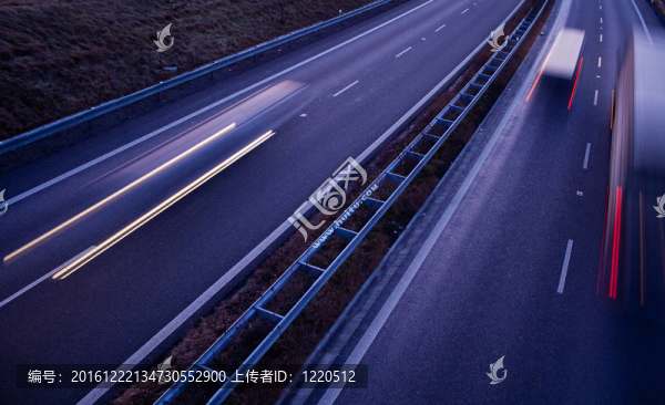 高速公路上的運動模糊卡車