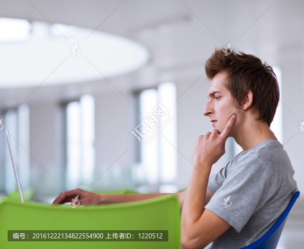 大學(xué)生使用筆記本電腦