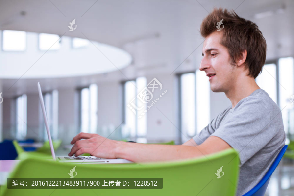 大學(xué)生使用筆記本電腦