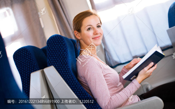 年輕女子在火車上看書