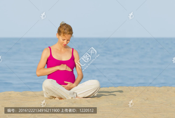 海灘孕婦