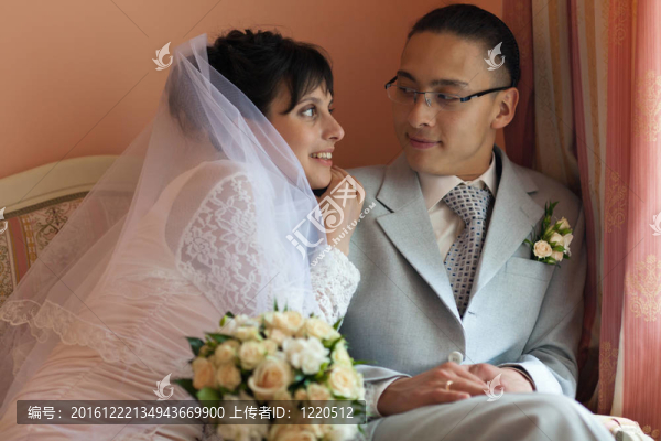 婚禮前新娘和新郎在他們的房間里