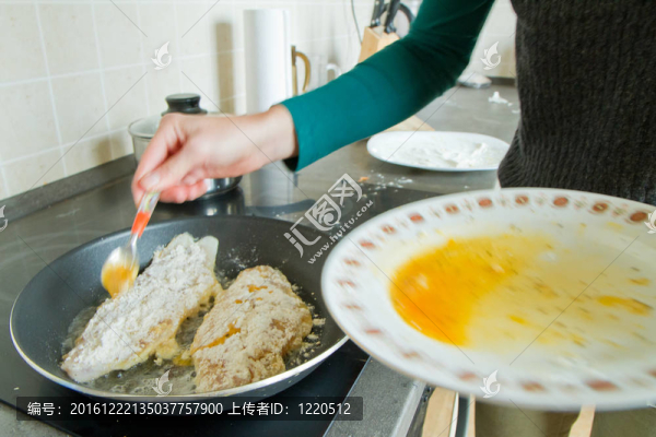 廚師煎鮭魚牛排