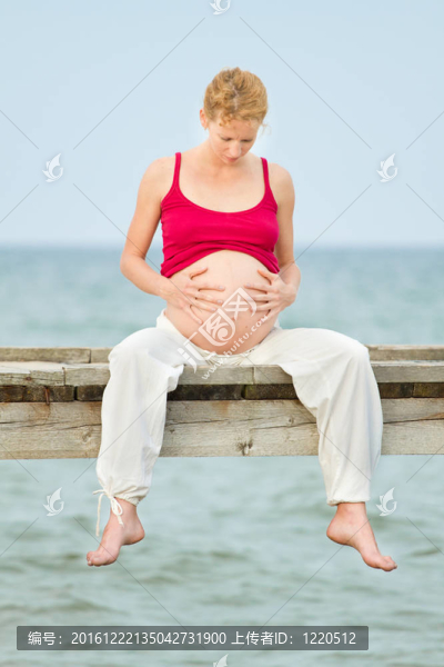 海灘孕婦