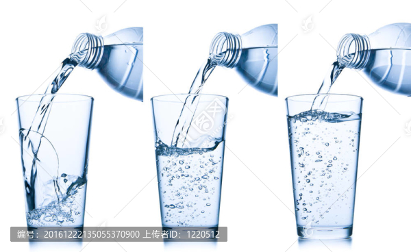 將水倒入玻璃