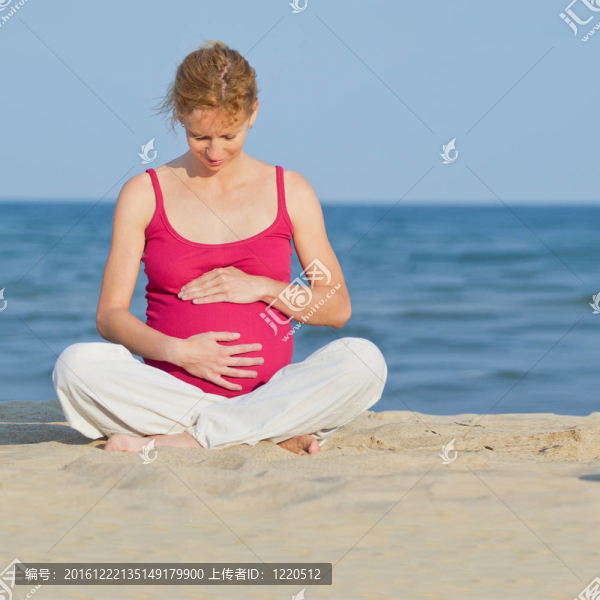 海灘孕婦