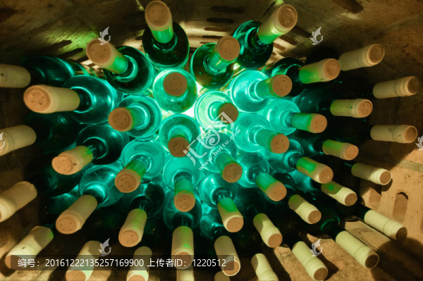酒瓶疊起來(lái)
