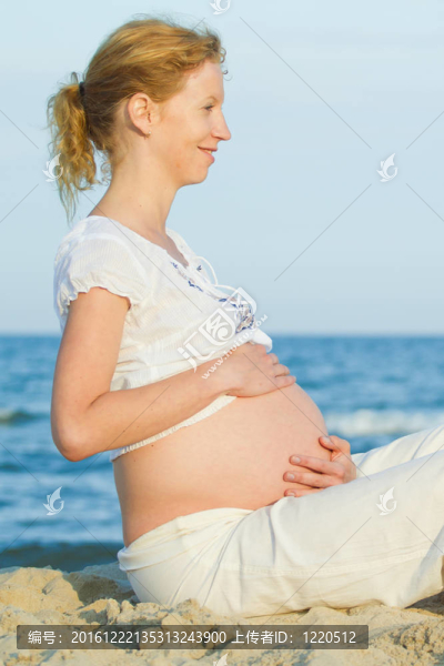 海灘孕婦