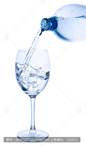 將水倒入玻璃