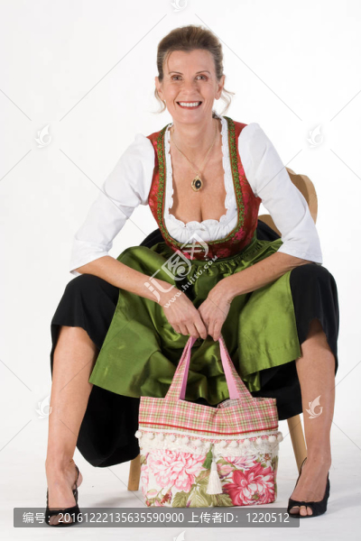 D在巴伐利亞服裝的老年婦女