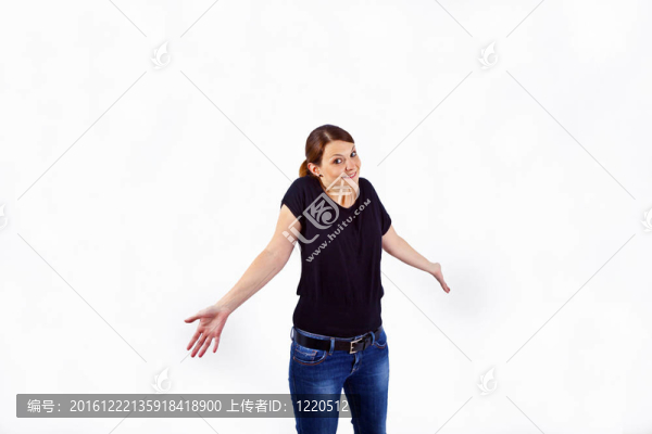 快樂(lè)的年輕漂亮的女人還用手
