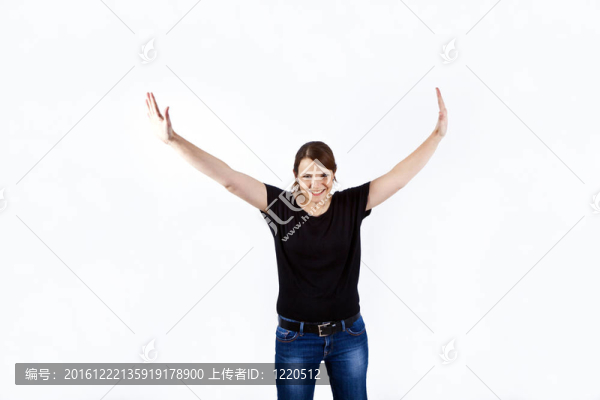 快樂的年輕漂亮的女人還用手