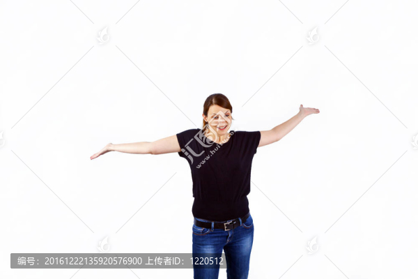 快樂的年輕漂亮的女人還用手