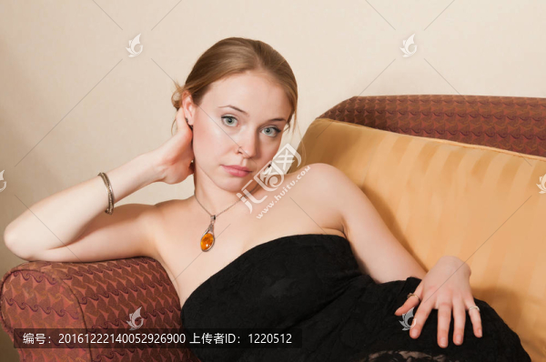 黑色的連衣裙