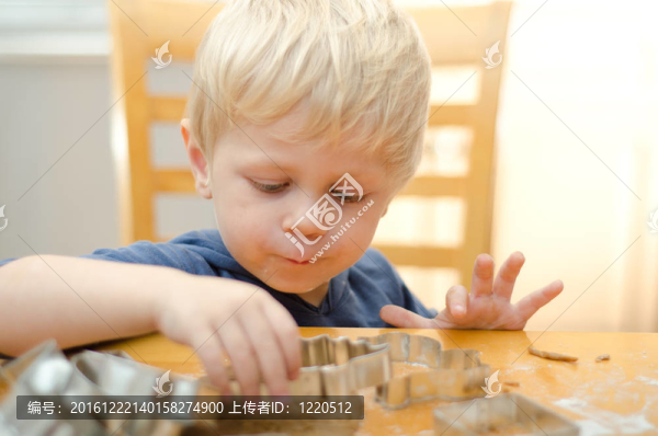 男孩和媽媽一起烘焙