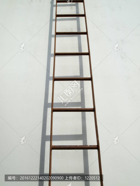 白墻上的棕色鐵梯