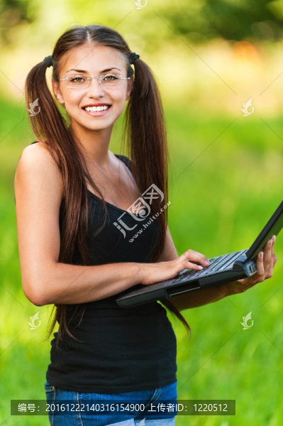 戴眼鏡的女人