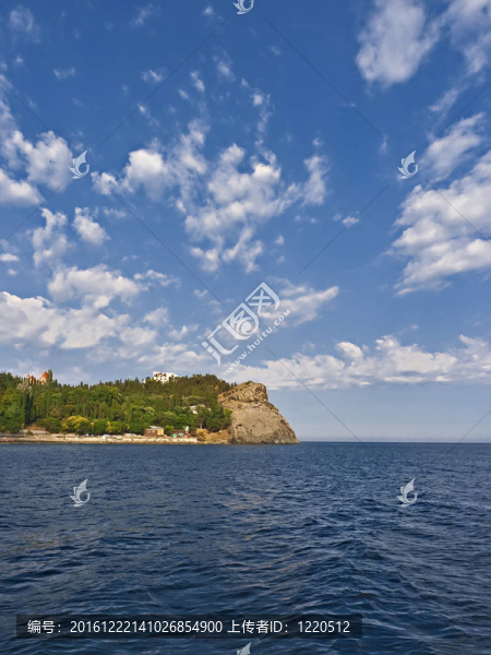 在普拉卡角觀海景。