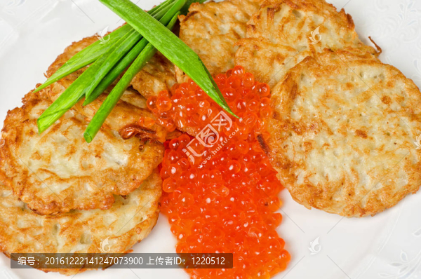 與紅魚子醬煎餅