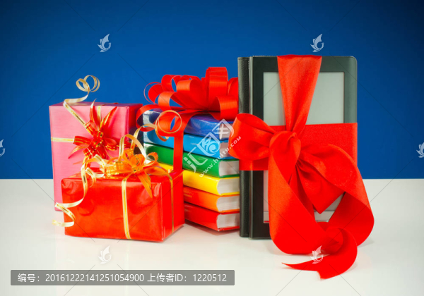 圣誕禮物與電子圖書閱讀器對藍(lán)色背景
