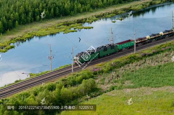 鐵路運(yùn)輸。常綠森林間的貨運(yùn)列車。鳥(niǎo)瞰