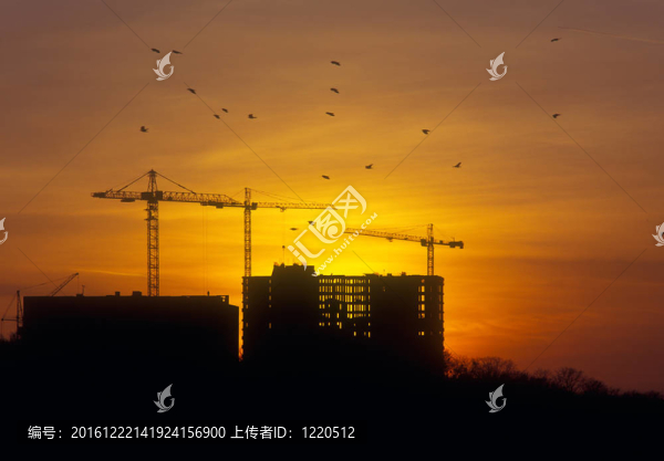 建筑工地日落。