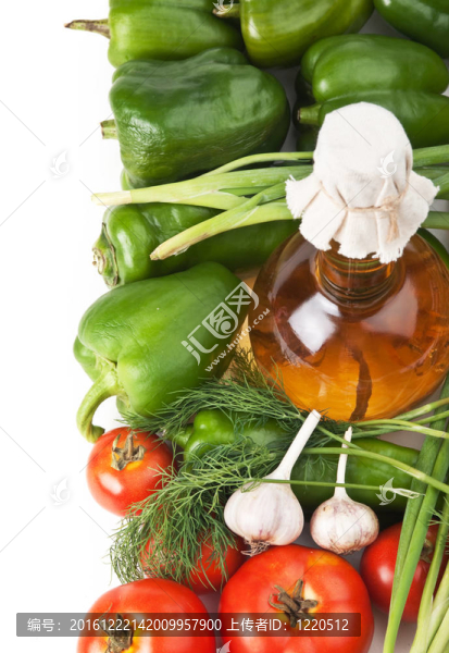 蔬菜和一瓶油；靜物