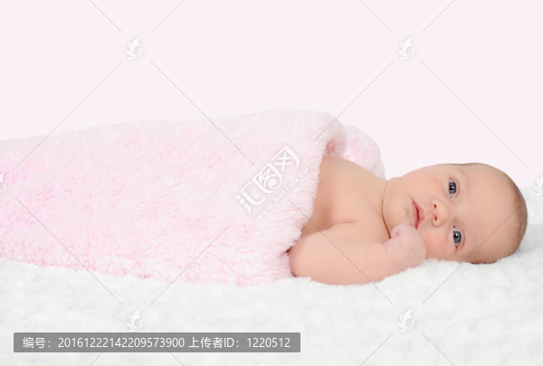 好奇的新生女嬰躺在后面。分離