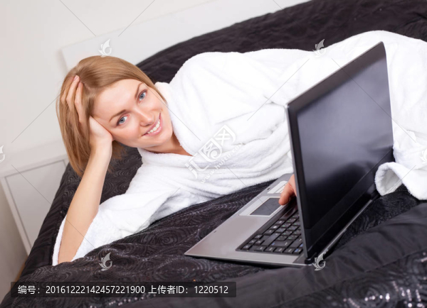 帶筆記本電腦的女人